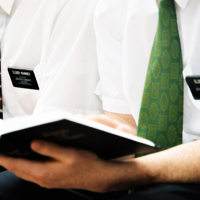 Misioneros mormones leyendo las Escrituras