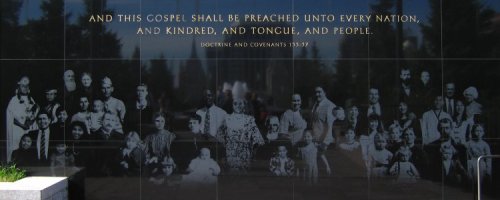 Um monumento da praça do templo em Salt Lake, celebrando a diversidade da igreja